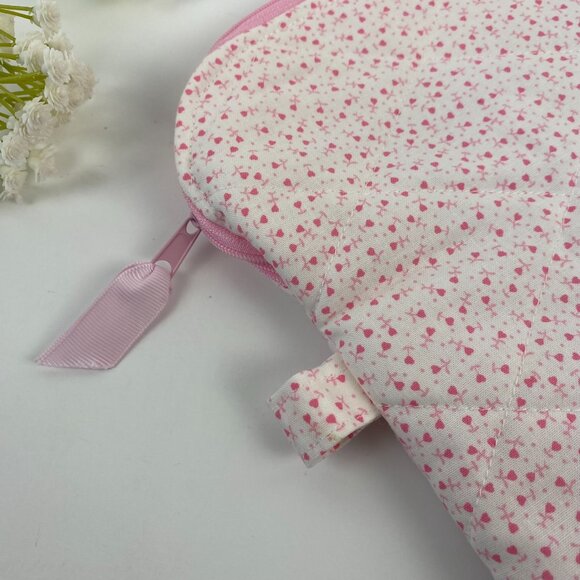 Handmade quilted laptop bag with zipper in pink polka dot and heart fabric - Picture 3 of 10